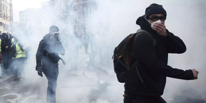 Maskierte oder vermummte Demonstranten protestierten am Samstag in Paris gegen die Rentenreform. Paris Frankreich Rentenreform
