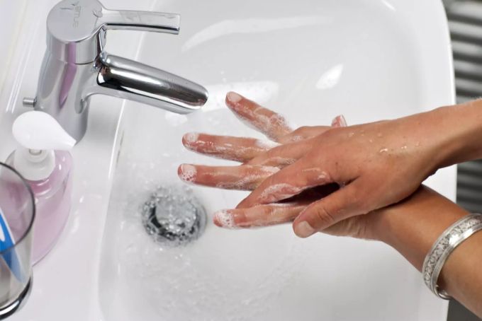 Auch das Bundesamt für Gesundheit rät zum häufigen Händewaschen. coronavirus schweiz