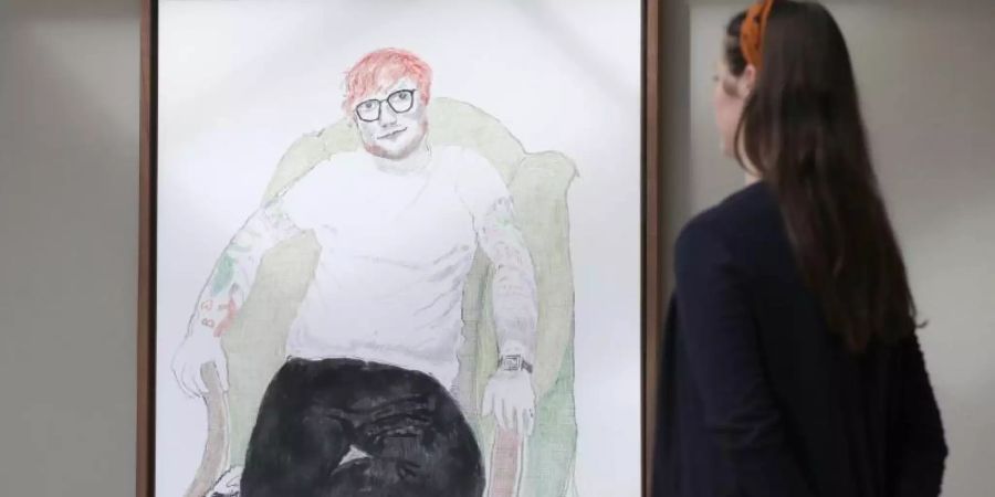 Ein «Ed Sheeran»-Porträt in der Ausstellung «David Hockney: Drawing from Life». Foto: Luciana Guerra/PA Wire/dpa