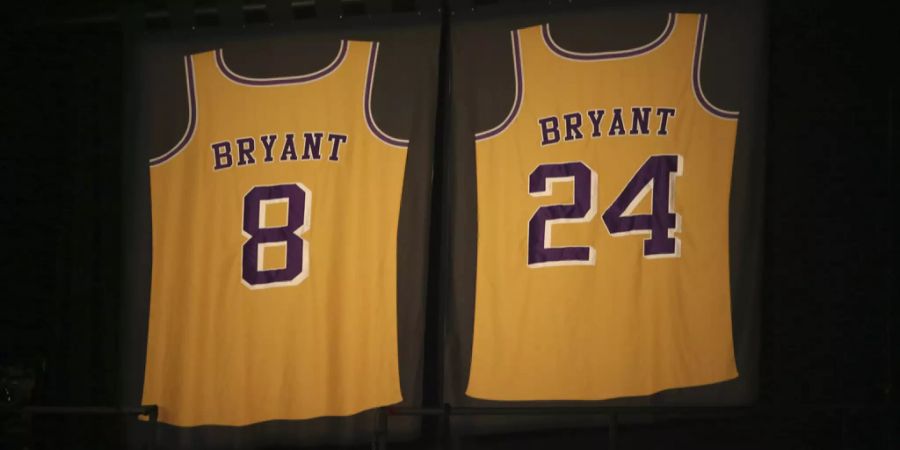 Die Los Angeles Lakers haben die Nummern 8 und 24, welche von Kobe Bryant getragen wurden bereits nach seiner Karriere «retired».