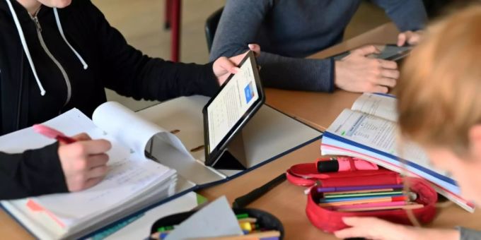 Schüler mit Tablets Schüler mit Tablets