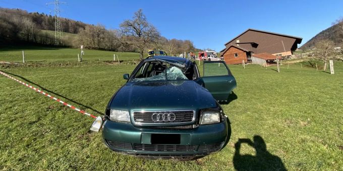 Ein 25-jähriger Autofahrer hat sich in Langenbruck BL bei einem Selbstunfall verletzt. langenbruck