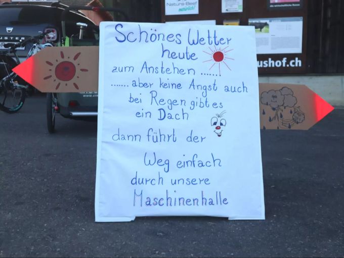 Wegen der Situation rund um das Coronavirus hat ein Aargauer Bauernhof auf den Hofverkauf umgestellt. Wegweiser