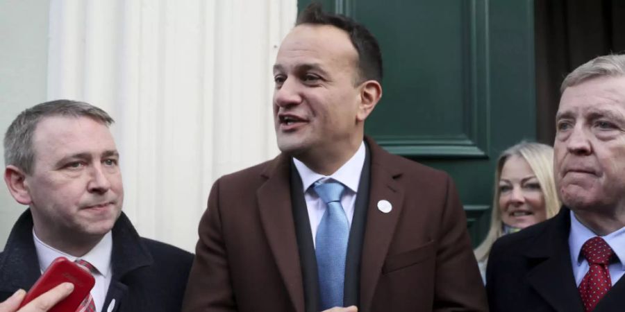 Irlands Premierminister Leo Varadkar (Mitte) hat seinen Rücktritt erklärt. (Foto: Brian Lawless/AP Keystone-SDA)