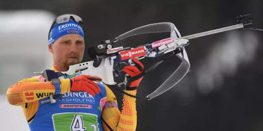 Ist als Ersatzmann zur Biathlon-WM gekommen: Erik Lesser beim Anschiessen. Foto: Hendrik Schmidt/dpa