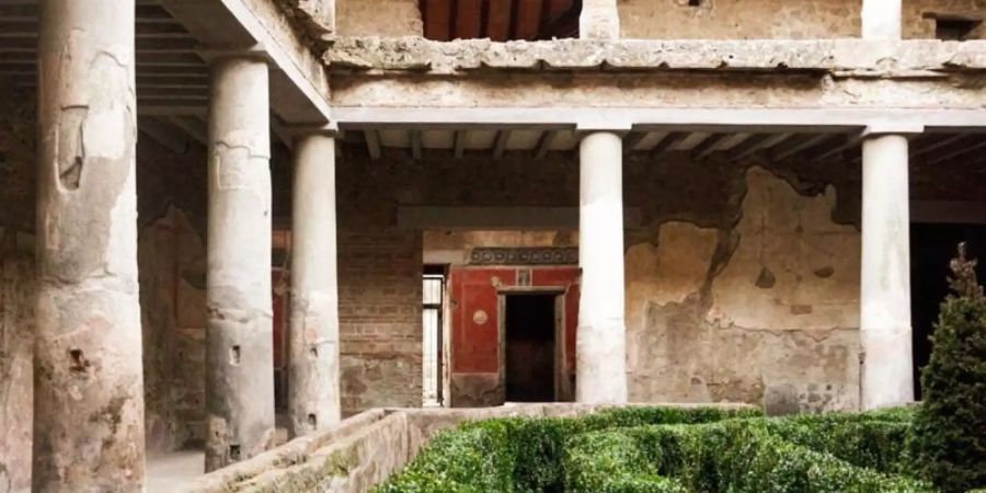 Das «Haus der Liebenden» war in den 30er Jahren bei Grabungen entdeckt, aber 1980 durch ein Erdbeben schwer beschädigt und dann lange geschlossen worden. Das «Casa degli Amanti» wurde jetzt wieder für Besucher geöffnet. Foto: -/Parco Archeologico di Pompei /dpa