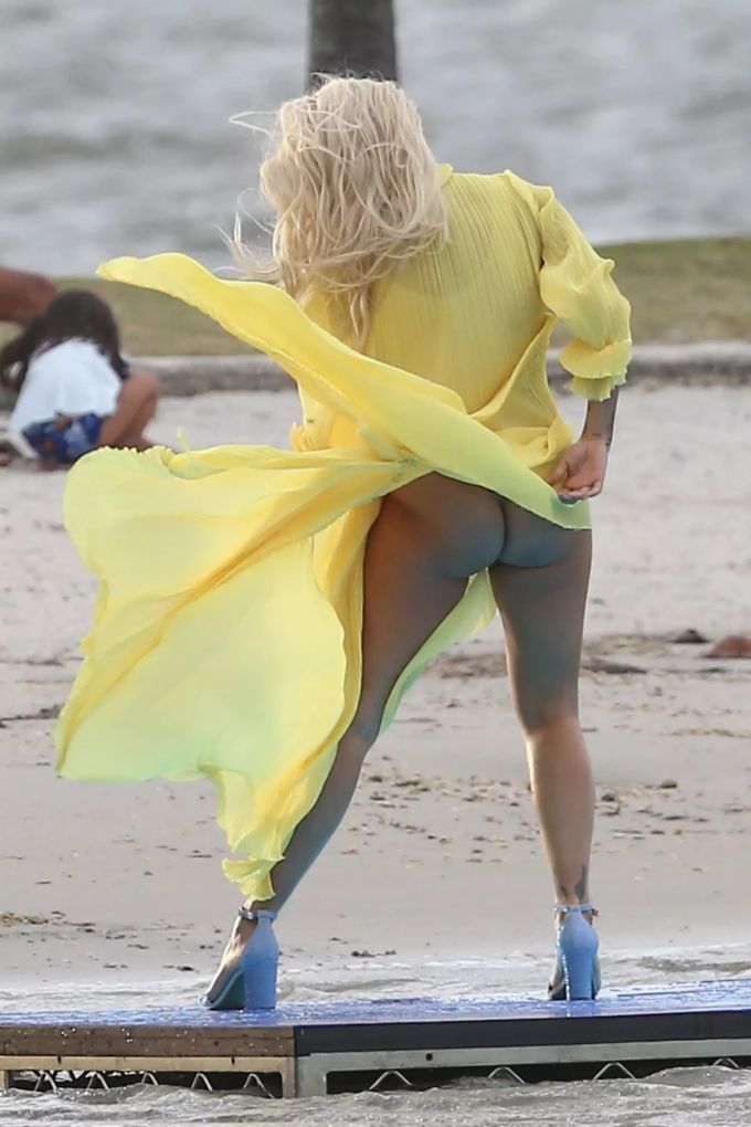 Rita Ora trotzt am Strand in Miami jedem Wetter. Die Werbung für eine Schuhfirma tritt dabei allerdings ziemlich schnell in den Hintergrund. Rita Ora