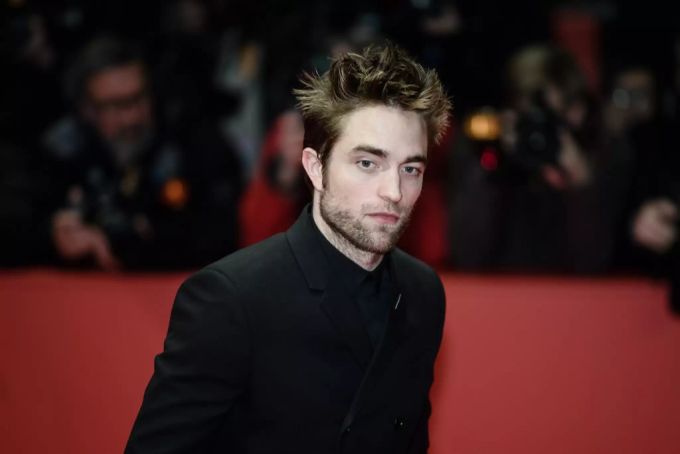 Schauspieler Robert Pattinson verbringt viel Zeit alleine in einem Hotelzimmer. robert pattinson