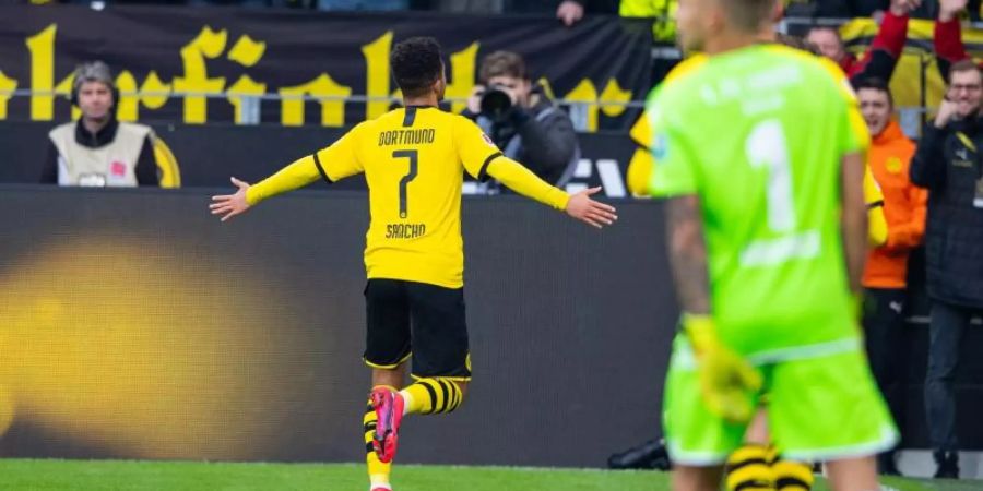 Dortmunds Jadon Sancho (l) bejubelt sein Tor zum 1:0 gegen den 1. FC Union. Foto: Guido Kirchner/dpa