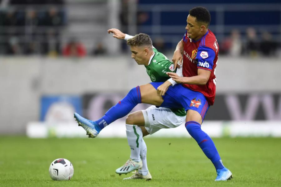 Noah Okafor im Zweikampf mit Alessandro Kräuchi vom FC St. Gallen.