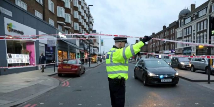 Polizist am Tatort im Süden Londons Polizist am Tatort im Süden Londons