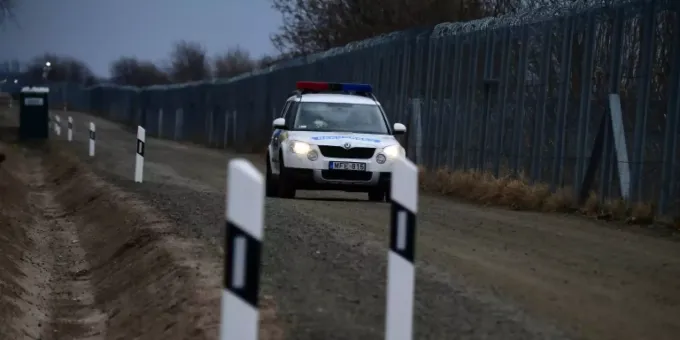 Ungarische Grenzpolizei Feuert Warnschusse An Grenze Zu Serbien Ab