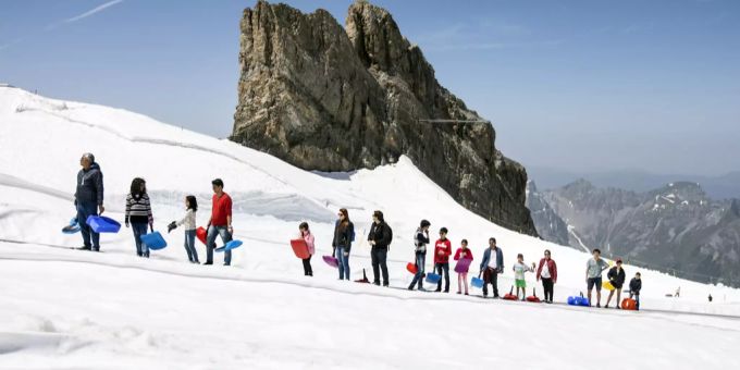 Touristen auf dem Titlis Engelberg-Titlis Tourismus AG
