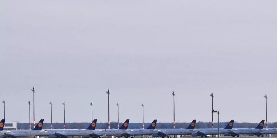 Lufthansa streicht sein Flugangebot weiter zusammen. Nur noch jeder zehnte geplante Fernflug soll stattfinden und ungefähr jede fünfte Nah- und Mittelstreckenverbindung. Foto: Soeren Stache/dpa-Zentralbild/dpa