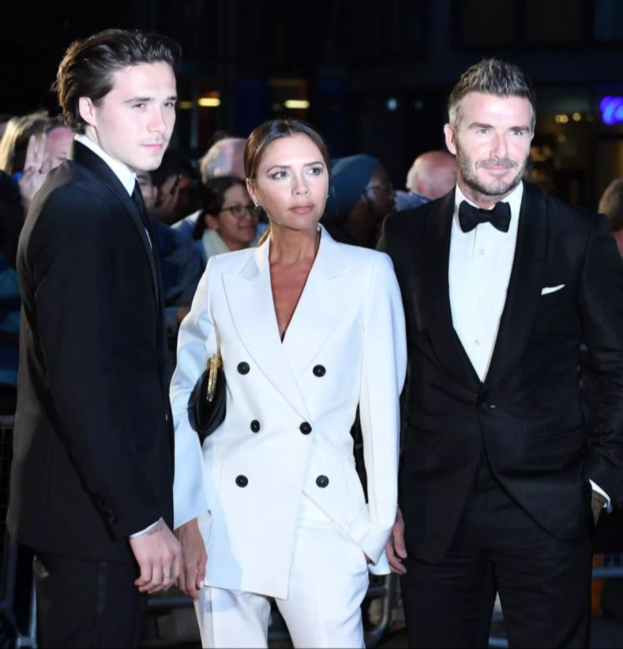 David Beckham (r.) mit Ehefrau Victoria (M.) und Sohn Brooklyn (l.).