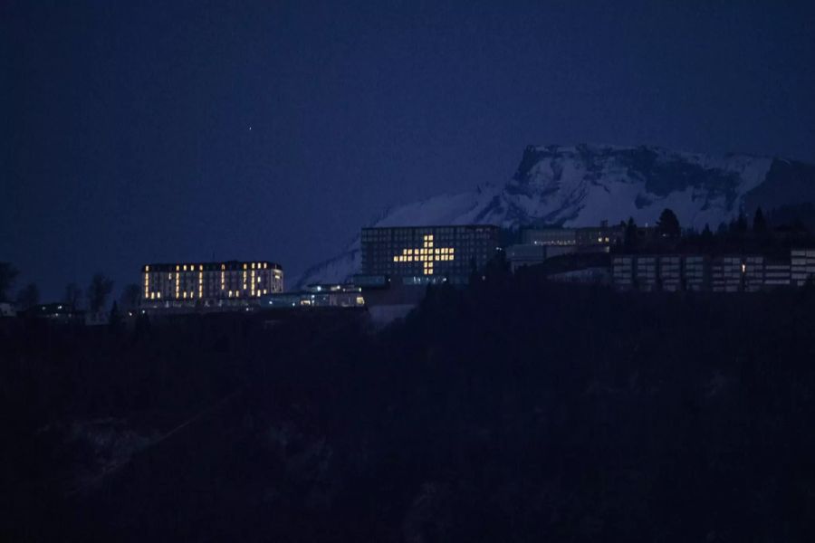 Zum Schluss noch eine positive Message vom Bürgenstock Resort: Die Lichtbotschaft «Love» und das Schweizer Kreuz werden am späten Karfreitag-Abend über den Vierwaldstättersee und in die Region hinaus gesandt.