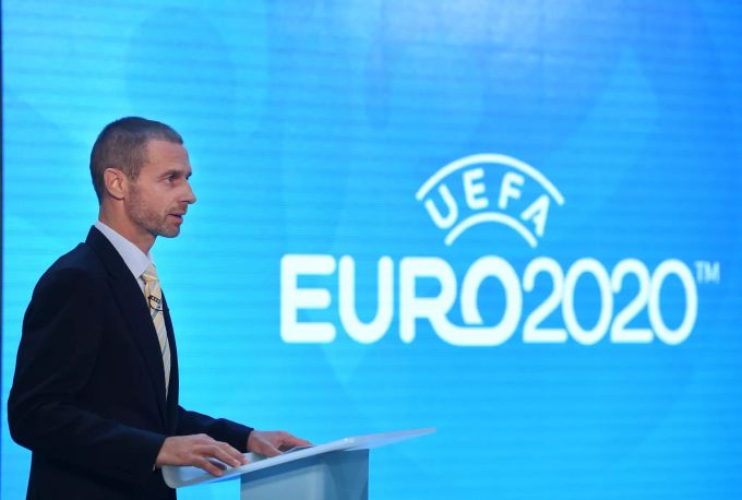 Uefa-Präsident steht vor dem Logo der Fussball EM 2020. Fussball EM 2020 Ceferin