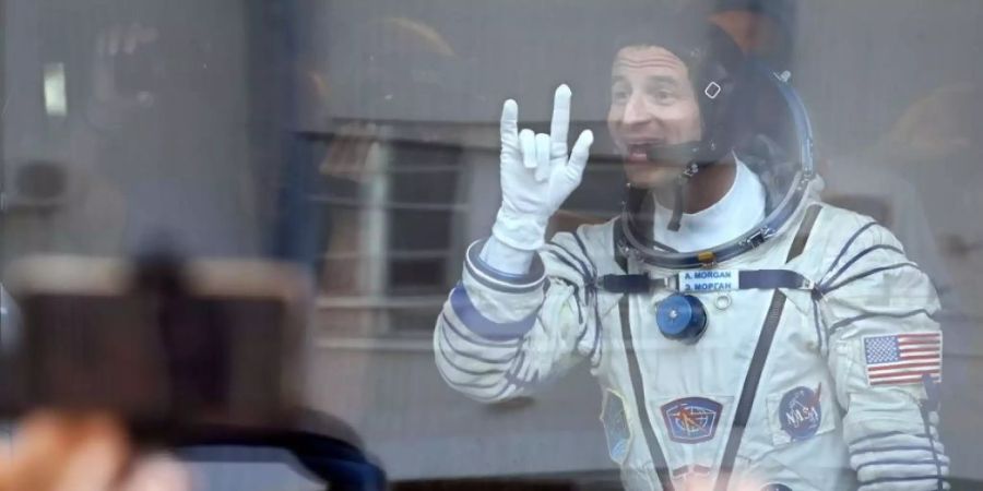 Der ISS-Astronaut Andrew Morgan letzten Juli vor seinem Start. Er und je ein Kollege und eine Kollegin werden wie geplant und trotz Covid-19 am 17. April auf der Erde zurückerwartet. (Archivbild)