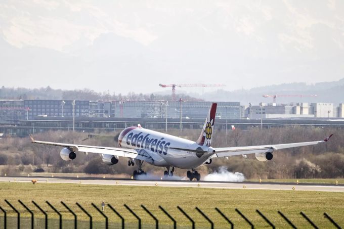 Eine Edelweiss Maschine aus Costa Rica, landet auf dem Flughafen Zürich. k