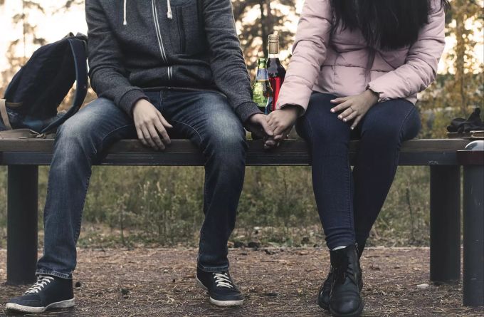 Auch jugendtypische Themen wie Liebe oder Konsum von Suchtmitteln werden besprochen. Jugend