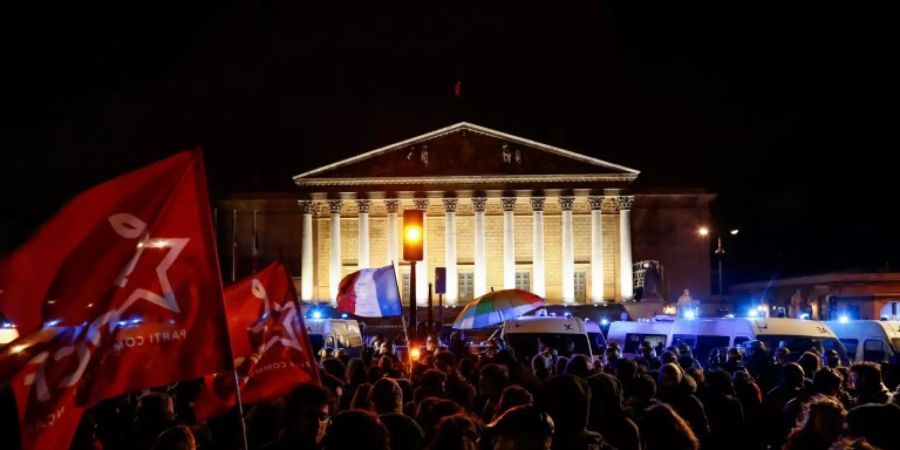 Proteste vor der Pariser Nationalversammlung