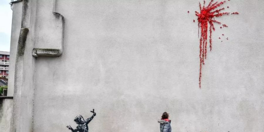 Das Bild des Mädchens mit einer Steinschleuder in der Hand hat Spekulationen ausgelöst, dass sich Banksy wieder einmal in seiner Heimatstadt verewigt habe. Foto: Ben Birchall/PA Wire/dpa