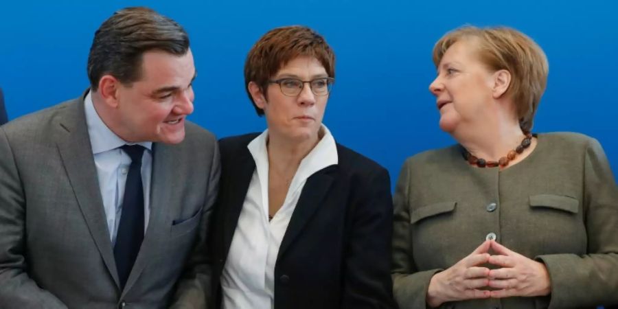 AKK mit Hamburg-Kandidat Weinberg und Merkel
