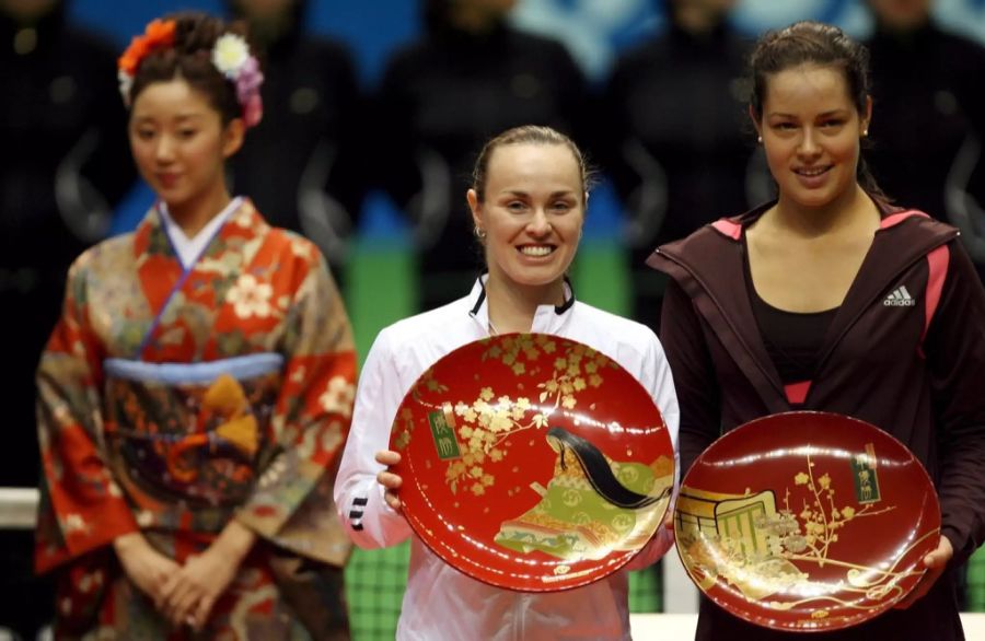 Martina Hingis mit ihrer Trophäe an den Tokyo Open nach dem Finalsieg über Ana Ivanovic.