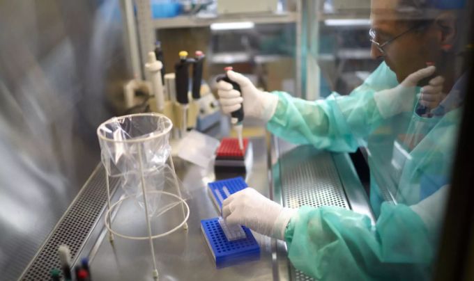 In Laborversuchen war die Bekämpfung des Coronavirus mit Remdesivir erfolgreich. (Symbolbild) Coronavirus Remdesivir Medikament