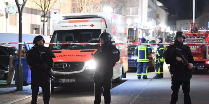 Die Polizei ist nach der Schiesserei mit einem Grossaufgebot im Einsatz. Hanau Grossaufgebot