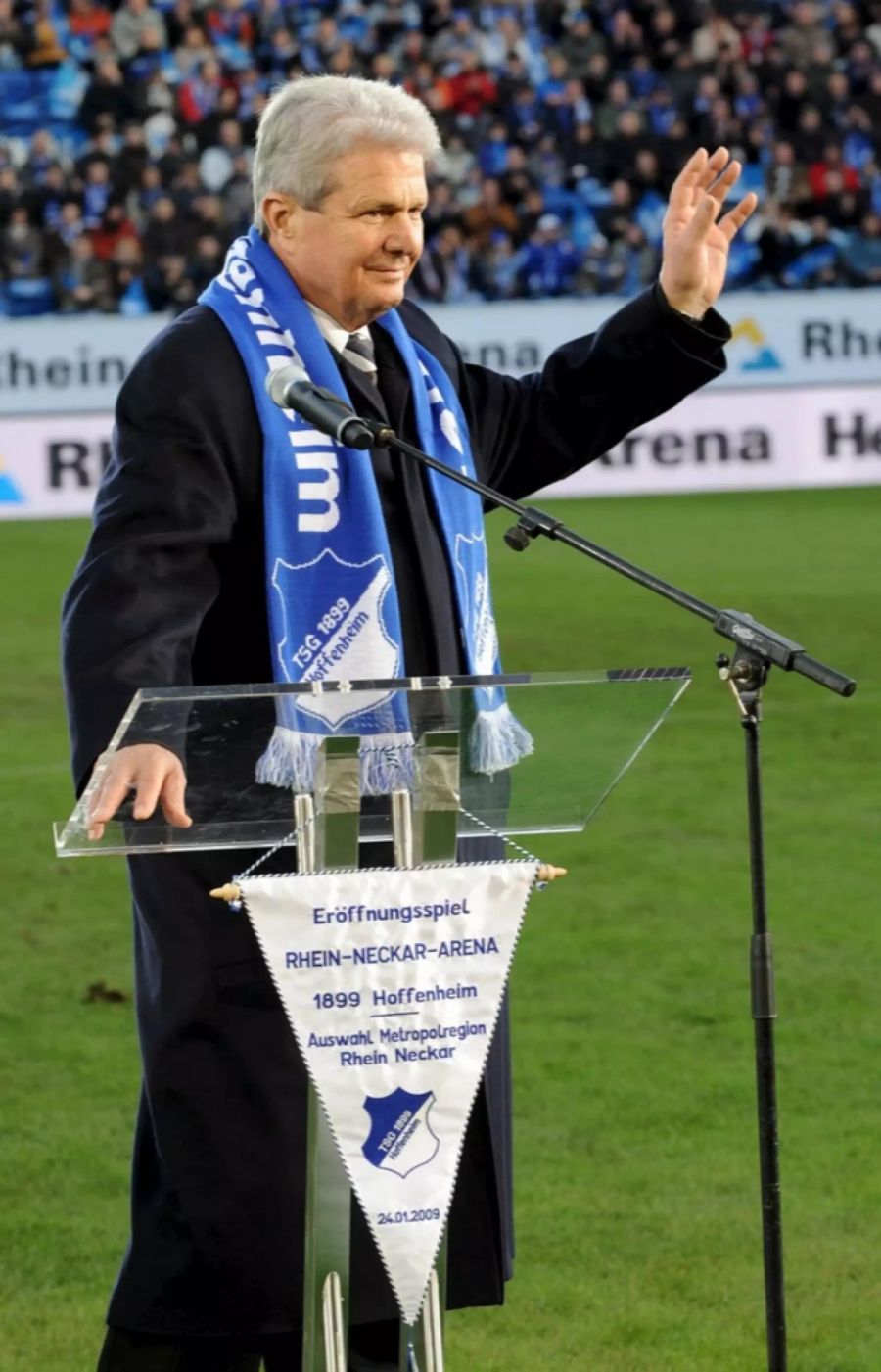 Dietmar Hopp hält bei der Eröffnung der damaligen Rhein-Neckar-Arena eine Rede.