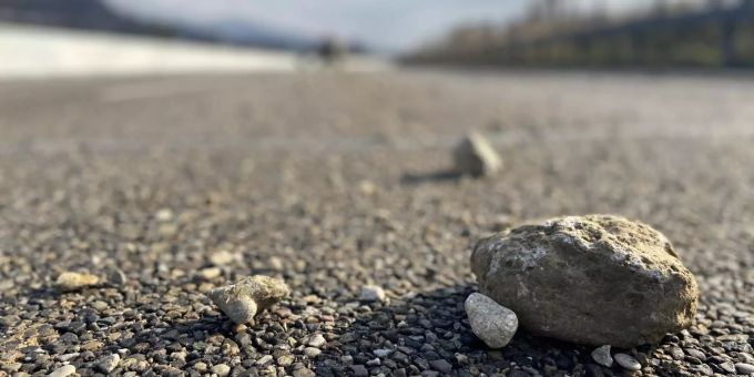 Die A22 musste zwischen Lausen und Sissach komplett gesperrt werden. Schottersteine