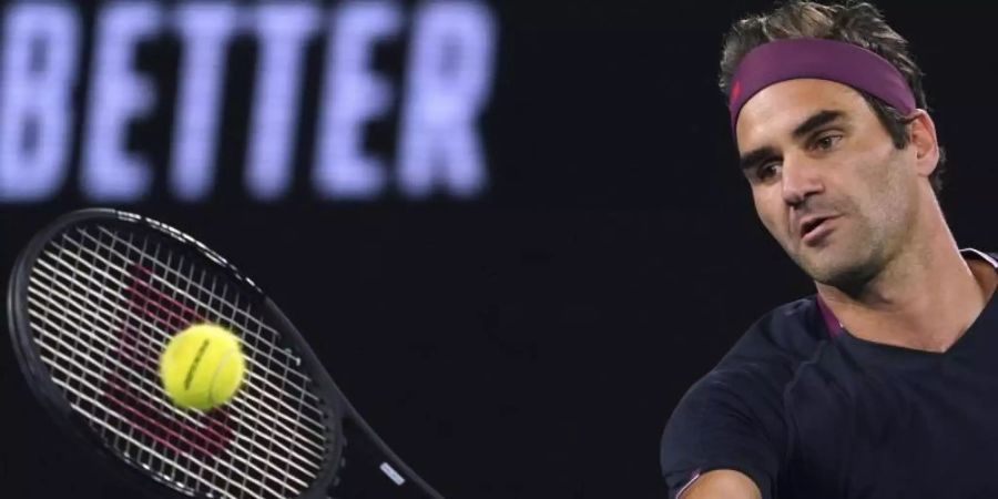 Roger Federer hat sich ins Achtelfinale der Australian Open gekämpft. Foto: Lee Jin-Man/AP/dpa