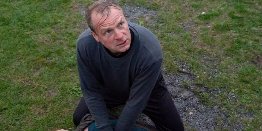 «Nord bei Nordwest - Dinge des Lebens»: Hauke Jacobs (Hinnerk Schönemann) kämpft um Lona Vogts (Henny Reents) Leben. Foto: Georges Pauly/NDR/ARD/dpa