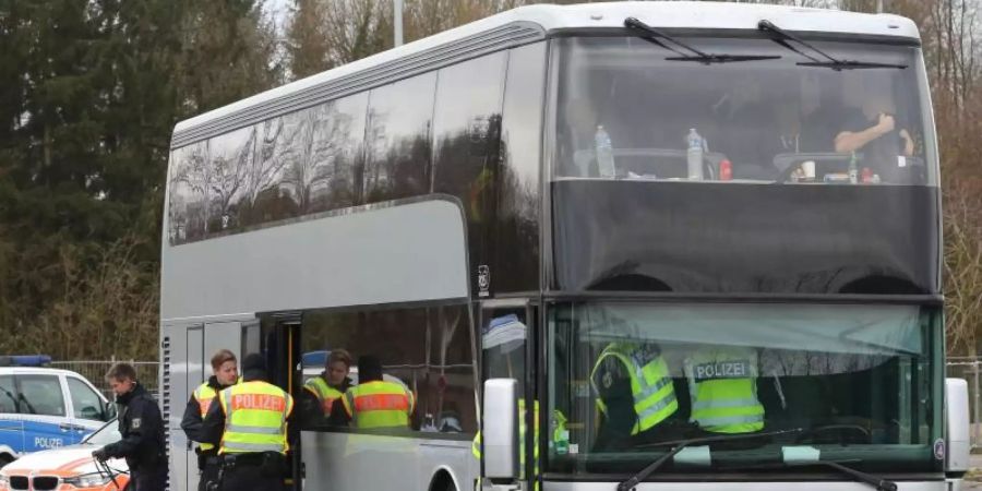 Ein Bus von PSG-Fans wird von deutschen Polizisten kontrolliert. Foto: dpa