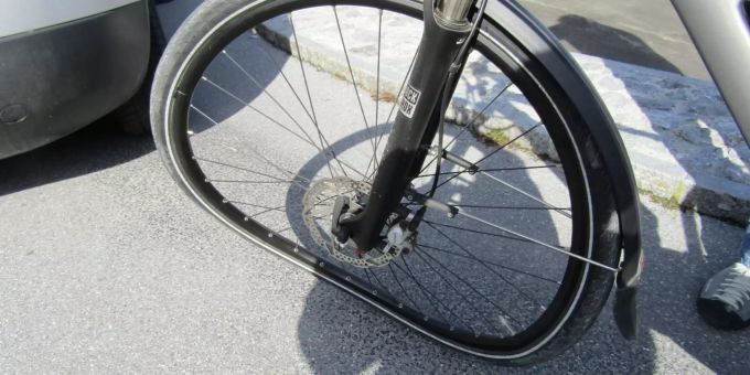 Beim Sturz zog sich der Fahrradlenker leichte Verletzungen zu. Verkehrsunfall
