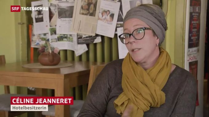 Céline Jeanneret hat in ihrer Herberge wegen der Corona-Krise keine Gäste - kurzerhand entschied sie sich die Zimmer gratis an Grenzgänger anzubieten. SRF
