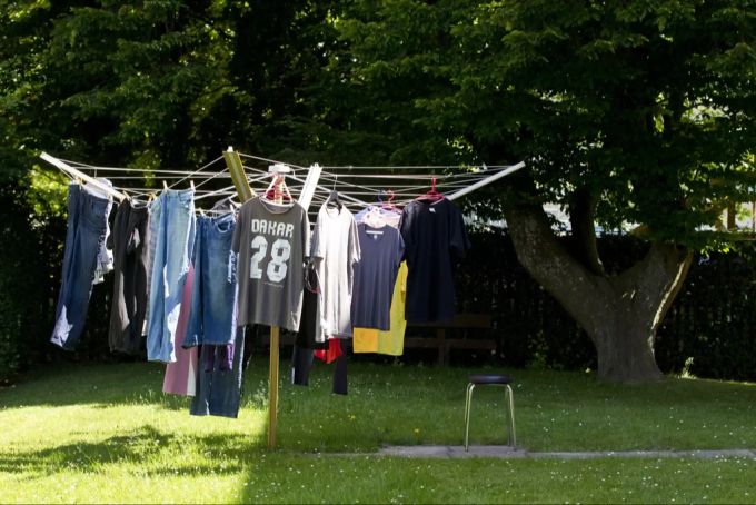 Nach Möglichkeit sollte man seine Wäsche draussen trocknen lassen. Wäsche trocknen