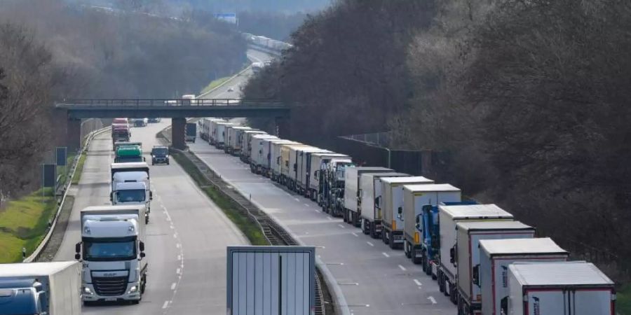 Unmittelbar nach den Grenzschliessungen Mitte März kam es vielerorts zu langen Staus - wie hier bei Frankfurt (Oder). Foto: Patrick Pleul/dpa-Zentralbild/dpa