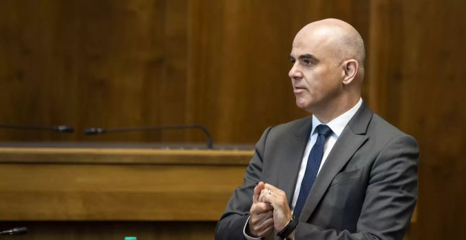 Bundesrat Alain Berset desinfiziert sich bei der Pressekonferenz im Wallis die Hände. Berset