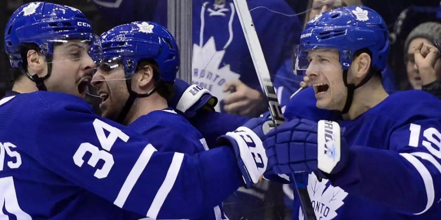 Die Toronto Maple Leafs feiern ihren Sieg gegen die Anaheim Ducks. Foto: Frank Gunn/The Canadian Press/dpa