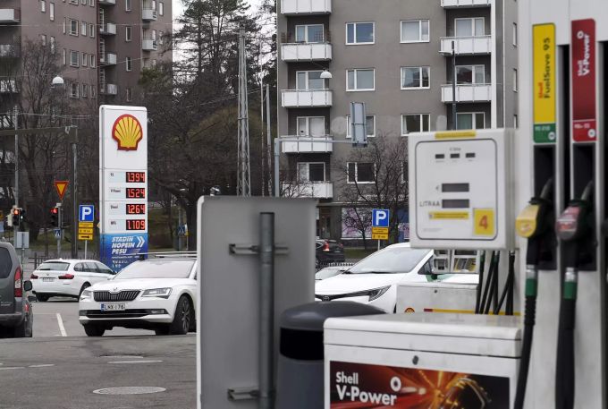 An einer Customs Shell-Tankstelle sind Kraftstoffpreise auf einer Preistafel zu sehen. Der Ölpreis befindet sich im Sinkflug. Coronavirus - Ölpreis