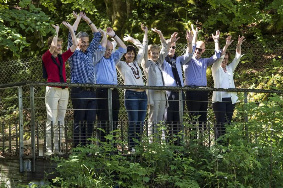 Die Bundesraete Simonetta Sommaruga, Didier Burkhalter, Ueli Maurer, Doris Leuthard, Eveline Widmer-Schlumpf, Johann Schneider-Ammann, Alain Berset und Bundeskanzlerin Corina Casanova, von links, erfreuen sich anlaesslich ihrer Bundesratssreise am Saut de Doubs, in Les Brenets im Neuenburger Jura, am Donnerstag, 3. Juli. 2014.