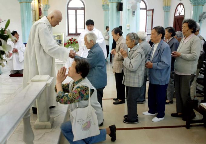 In China wurden über 5000 Kirchen wegen der Regierung geschlossen oder zerstört. Christen china