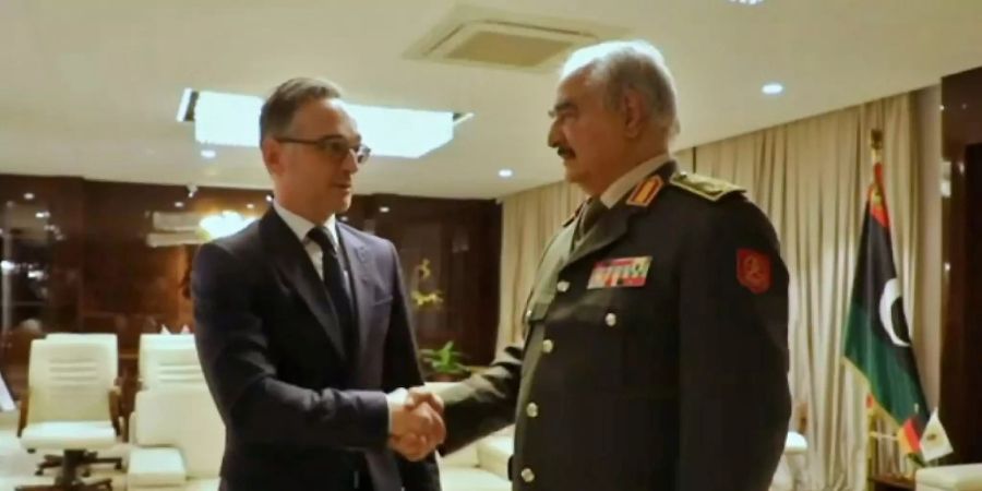 Maas (l.) bei einem Treffen mit General Haftar in Libyen