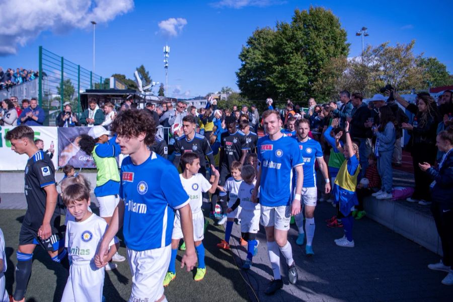 Der FC Goldstern (in blau) empfängt in Bremgarten bei Bern Rekordmeister GC zum «Jahrhundertspiel».