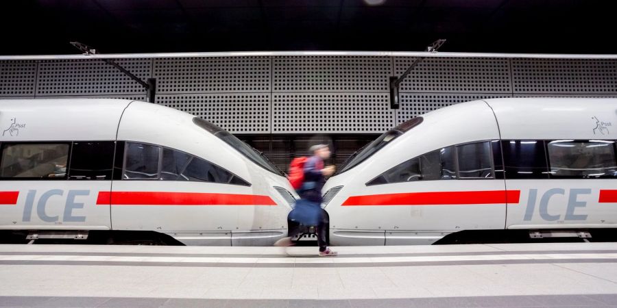 Mit der Bahn ist man im Vergleich zum Fliegen klimaschonender unterwegs.