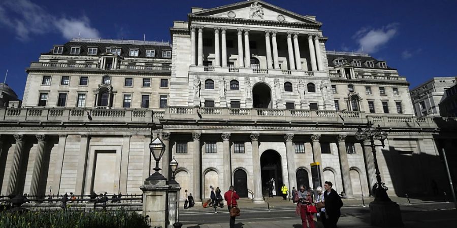 Experten erwarten, dass die britische Zentralbank die Zinsen bald erhöhen dürfte. Bis dann setzen manche Banken die Kreditvergab aus. (Symbolbild)
