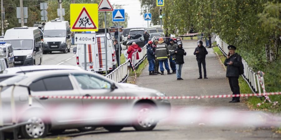 Einsatzkräfte haben die Schule evakuiert und weitgehend gesichert.