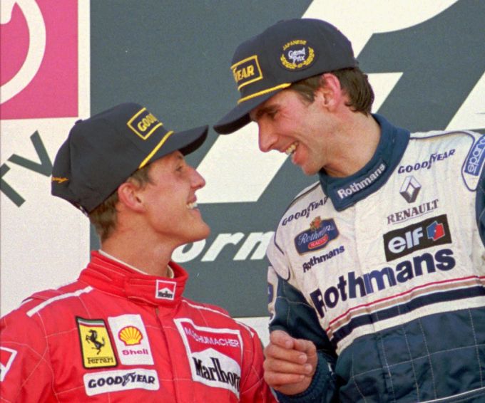 Michael Schumacher (Ferrari) gratuliert Damon Hill (Williams) zum Sieg beim Japan-GP der Formel 1 im Jahr 1996. Damon Hill Michael Schumacher
